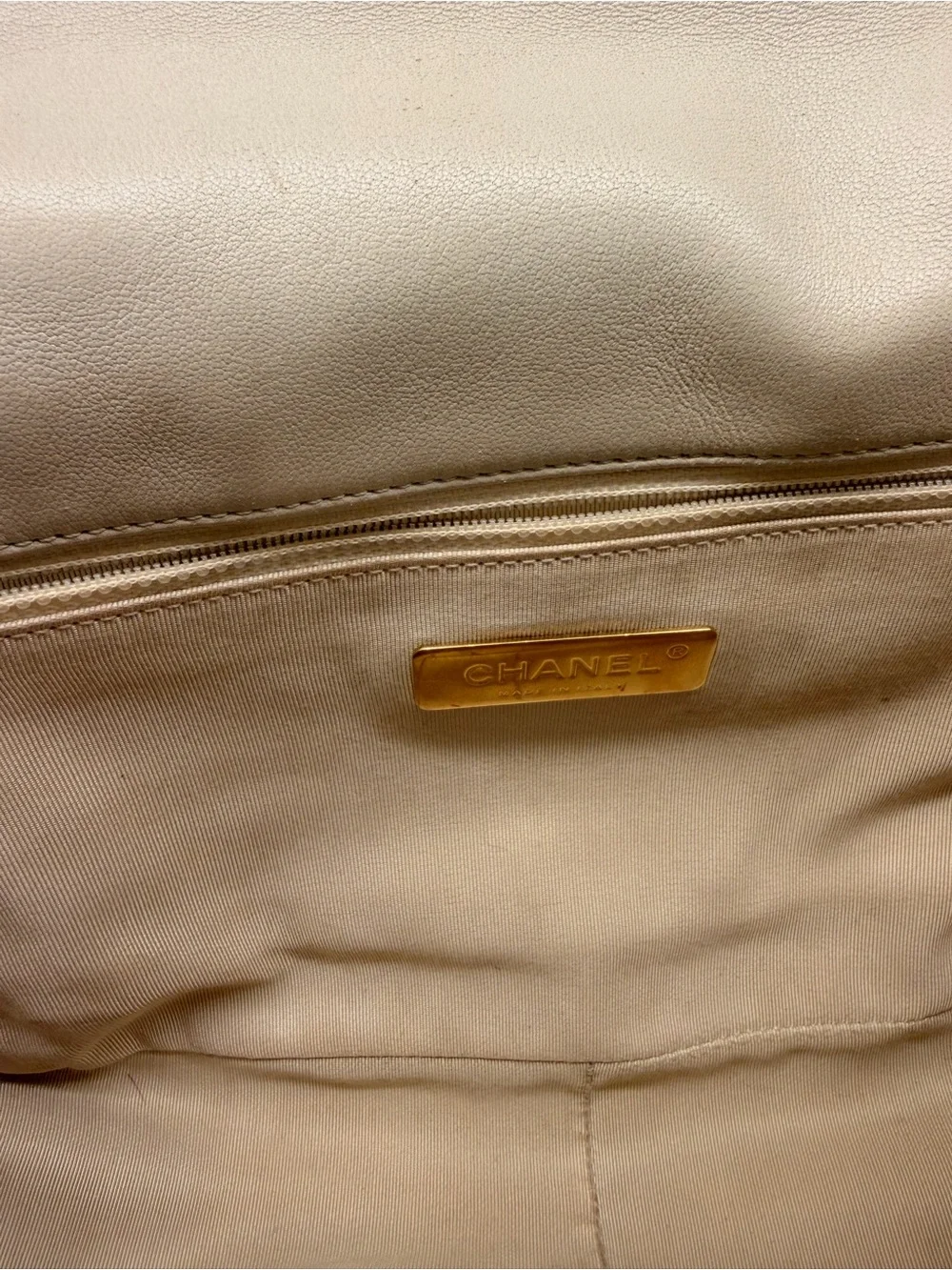 CHANEL 19 Medium quilted lambskin in light beige